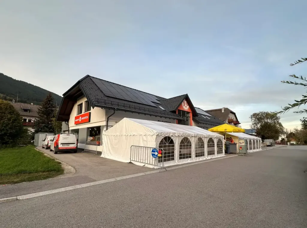 Passend zum Jubiläum wurde das Firmengebäude von Expert Elektro Landschützer umfassend modernisiert. © Expert