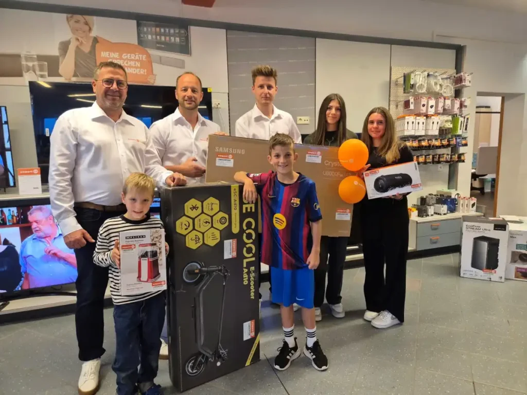 Preisübergabe an die Gewinner des Kinder- und Jugendwettbewerb (v.l.n.r. Josef Landschützer, Wolfgang Aigner und Sebastian Landschützer mit den glücklichen GewinnerInnen). © Expert