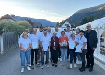 Langjährige und verdiente Beschäftigte: Josef Landschützer mit Mutter Antonia Landschützer und Bürgermeister Manfred Sampl mit den geehrten MitarbeiterInnen. © Expert
