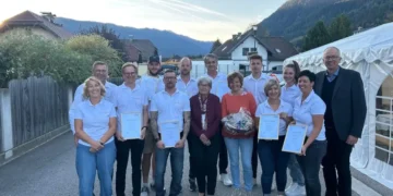 Langjährige und verdiente Beschäftigte: Josef Landschützer mit Mutter Antonia Landschützer und Bürgermeister Manfred Sampl mit den geehrten MitarbeiterInnen. © Expert