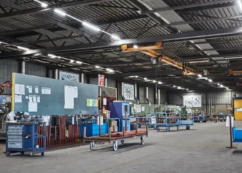 Lichtbandsystem Opple Trunking G2 erleuchtet die Hallen schnell und flexibel